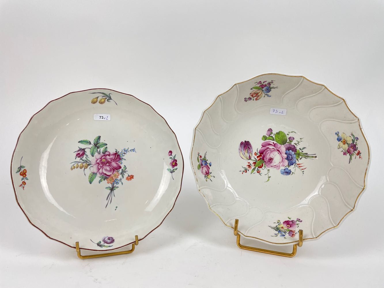 TOURNAI / LA HAYE 一个带多色花纹的有边碗和一个带多色花纹的微边觚，18世纪，软膏瓷，碗的背面有鹳的标记，长25厘米和23.5厘米[碗的装饰磨损&hellip;