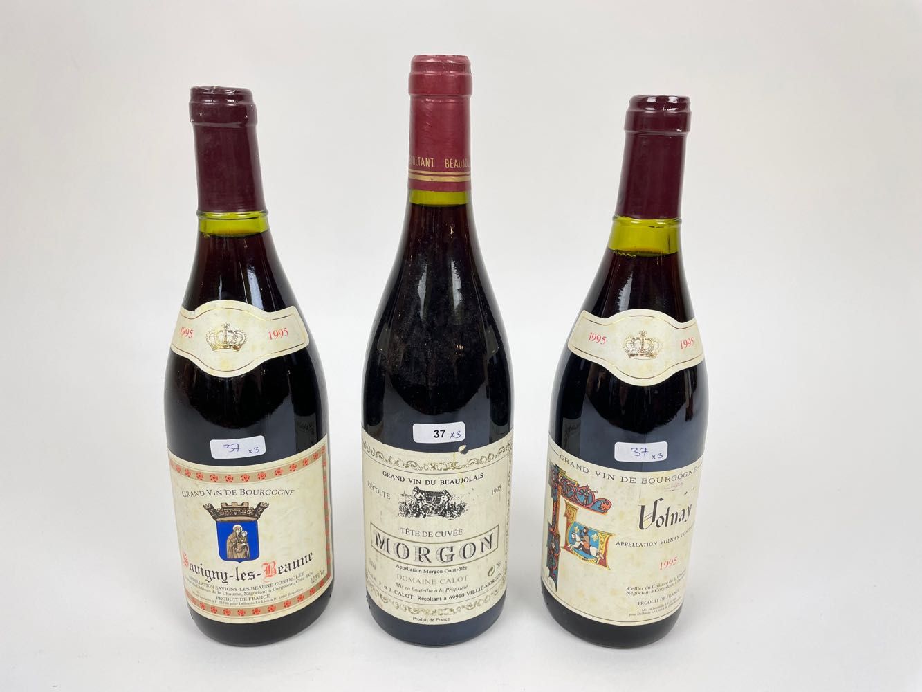 FRANCE Lot de trois bouteilles (rouge) :
- BEAUJOLAIS (MORGON), Domaine Calot 19&hellip;