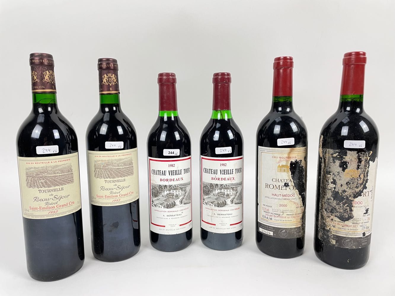 BORDEAUX Lot de six bouteilles (rouge) :
- Château Vieille-Tour 1982, deux boute&hellip;
