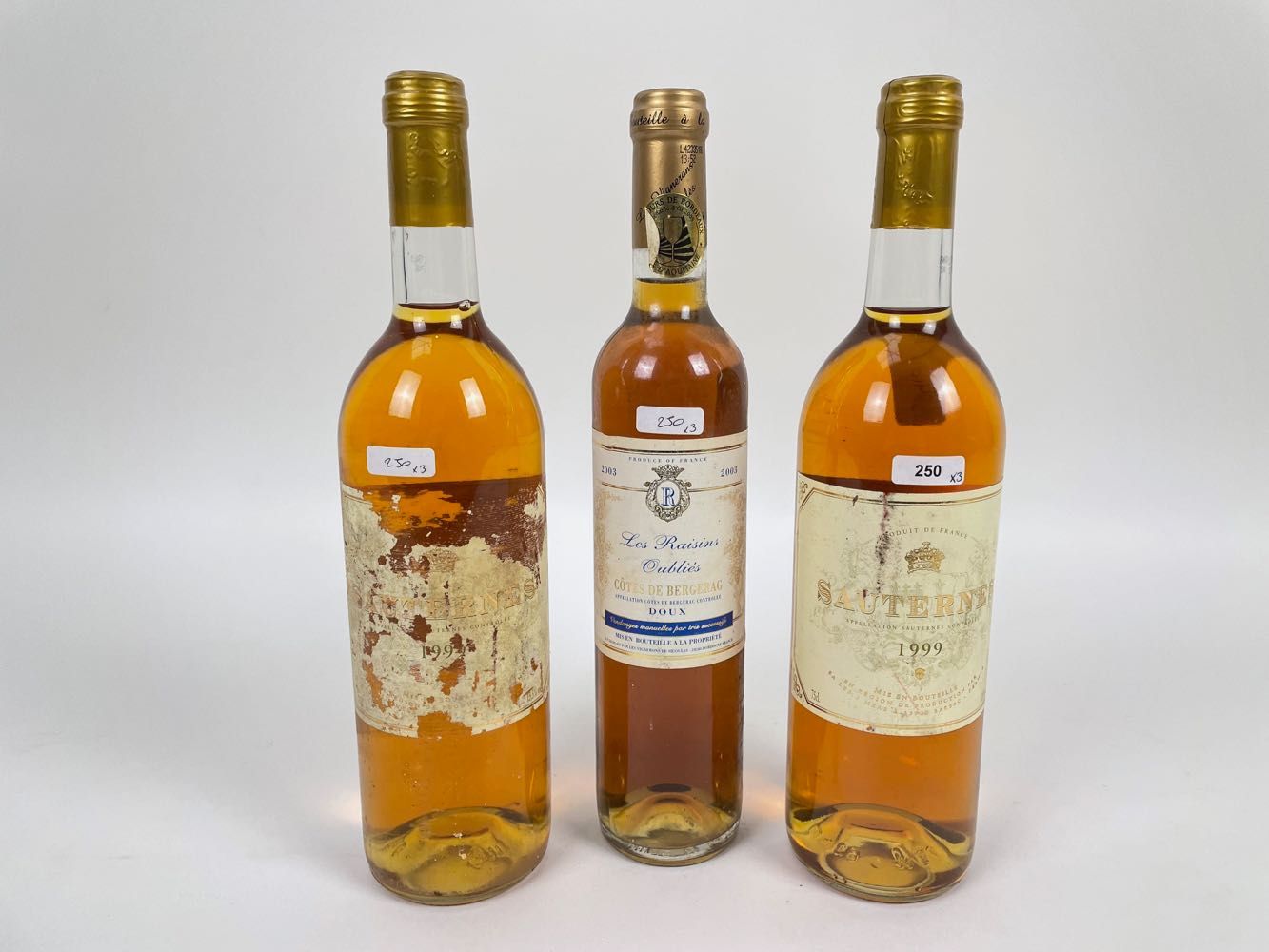 FRANCE Lot von drei Flaschen (weißer Likörwein) :
- BORDEAUX (SAUTERNES), Les De&hellip;