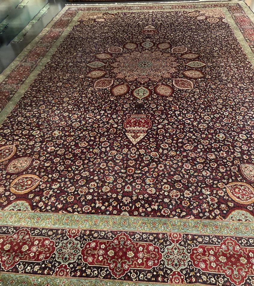 Null 重要的大不里士类型的波斯地毯，上面有奖章、清真寺的灯和午夜蓝色领域的多色花枝，大约560x355厘米。