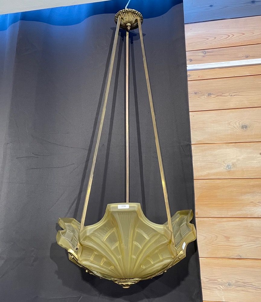 Null 一盏装饰艺术时期的单灯吊灯，约1930年，镀金金属和磨砂压制玻璃，高90厘米[磨损和轻微的缺口]。