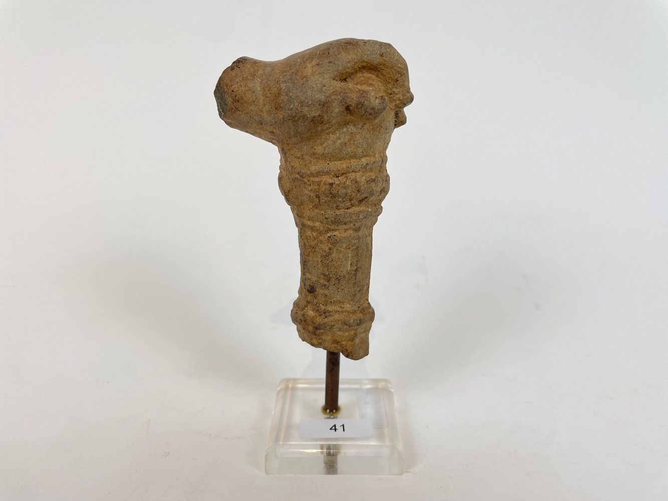INDE Fragment de statue (main reposant sur un pommeau) en pierre finement sculpt&hellip;