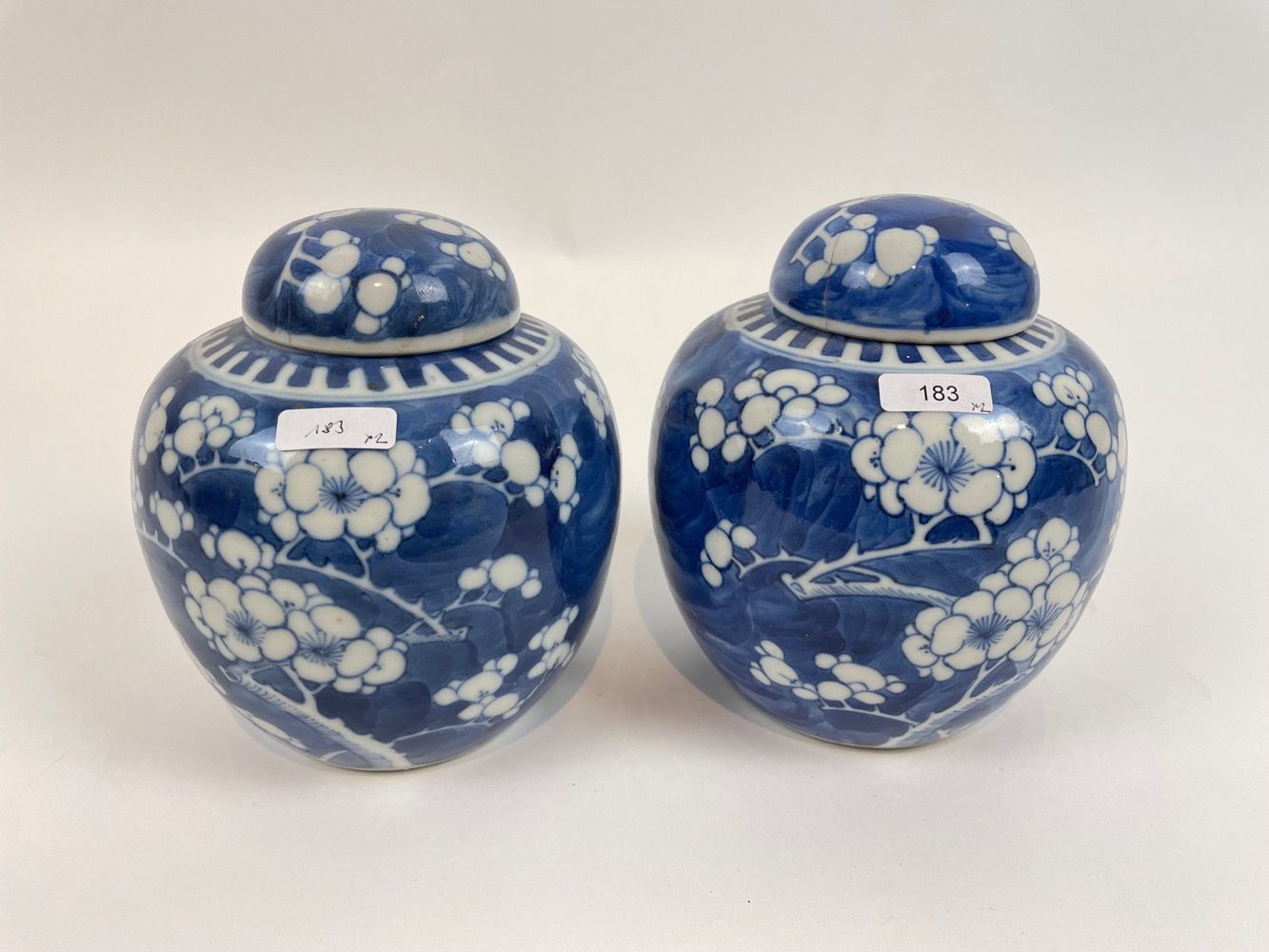 CHINE 一对蓝白梅花装饰的小姜壶，民国/20世纪，瓷器，背面有双圈，高。15厘米[盖子上有裂缝和缺口]。