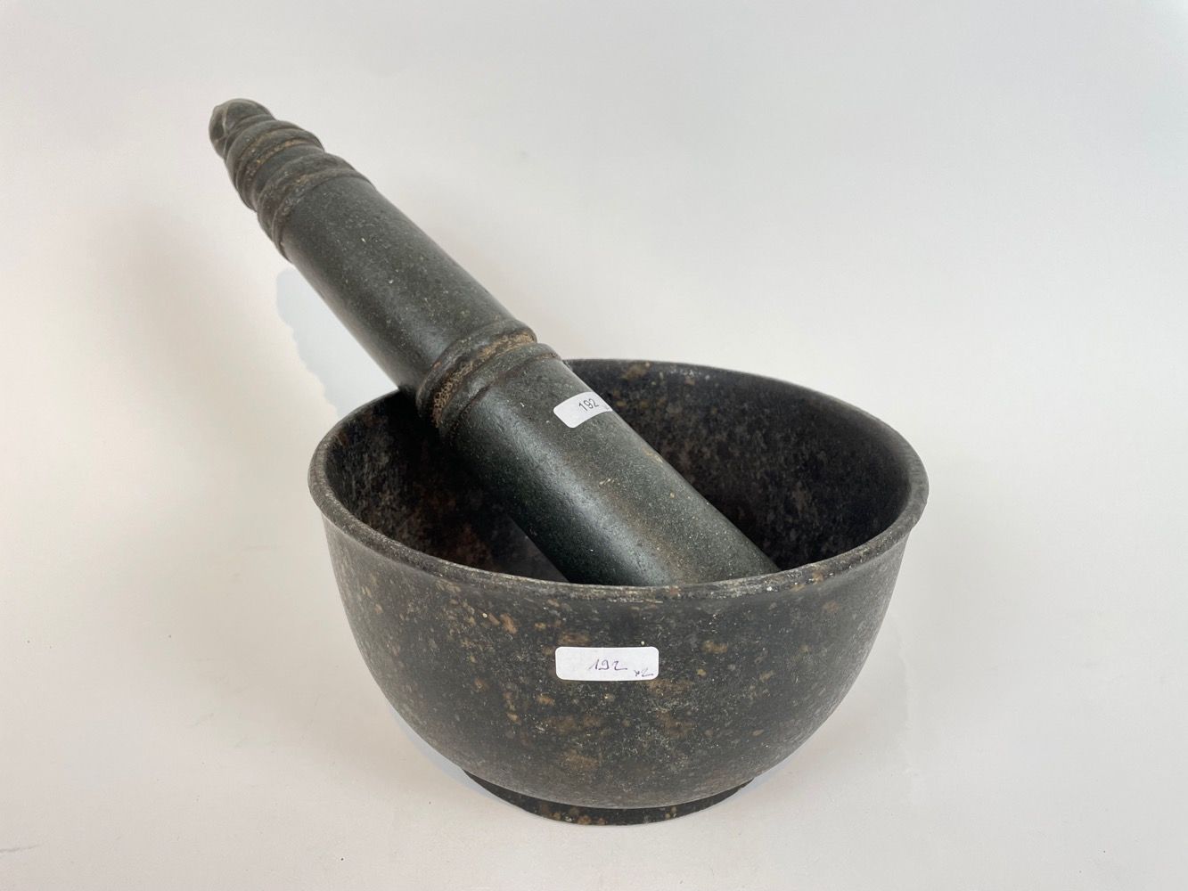 INDE Stone bowl and pestle, d. 19,5 cm and l. 33 cm [used condition].