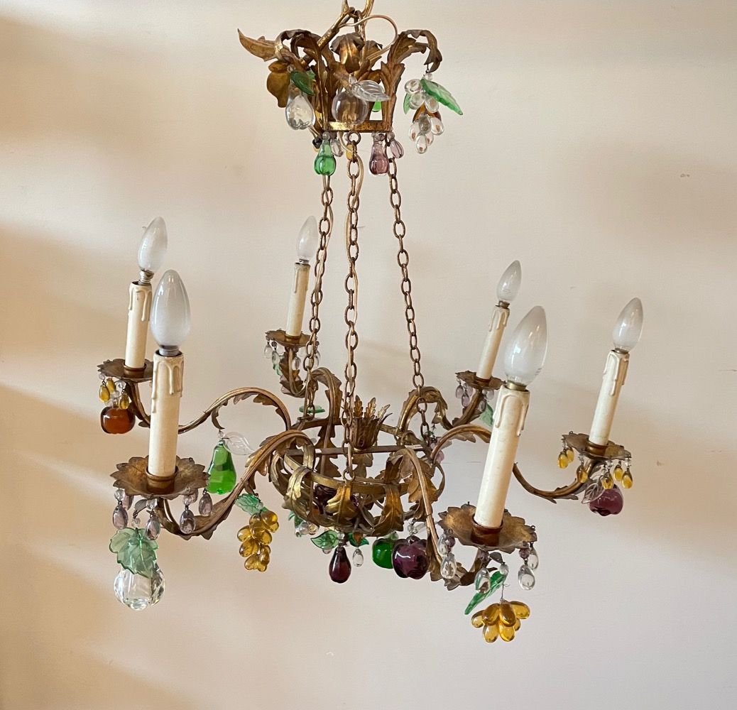 Null 六臂吊灯，20世纪，镀金铜板和玻璃果，长74厘米[磨损和一些丢失]。