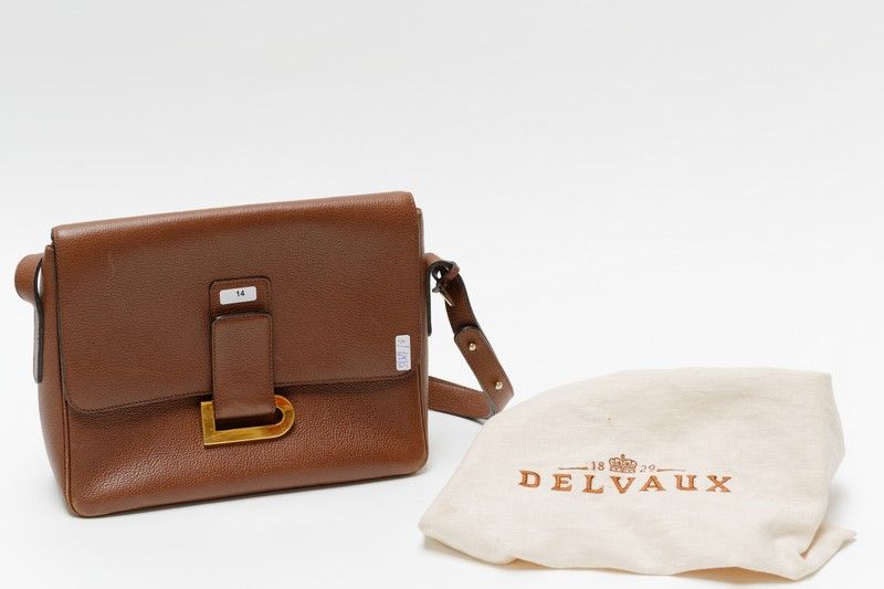 DELVAUX - BRUXELLES Sac en cuir brun avec sa housse [légères usures d'usage].