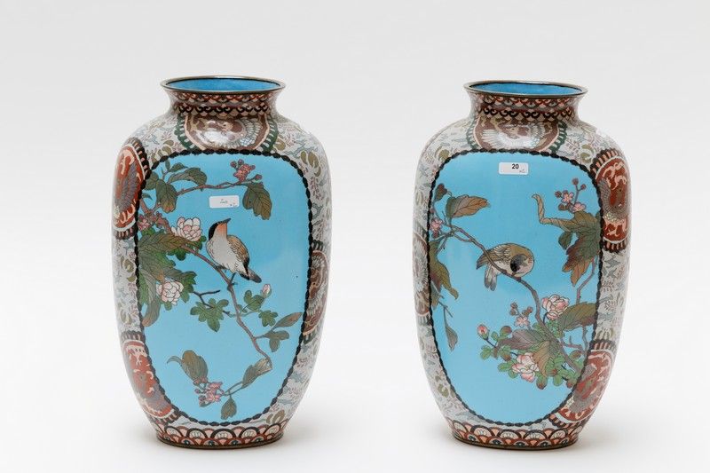 JAPON Paire de vases ovoïdes à décor naturaliste en émaux cloisonnés, ère Meiji &hellip;