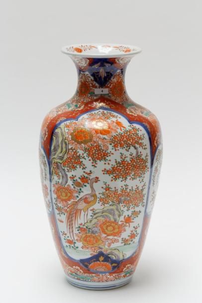 CHINE Vase-maillet à épaule arrondie, décor naturaliste d'émaux polychromes reha&hellip;