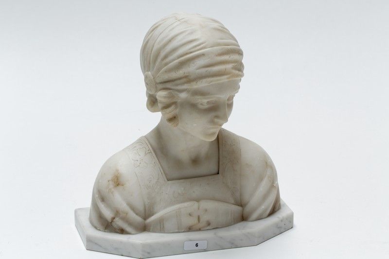 Ecole Belge "Jeune Femme", début XXe, buste en marbre sculpté, h. 25 cm [petits &hellip;