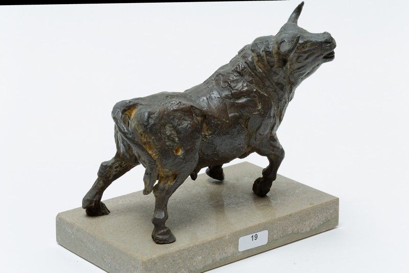 MORENO M. "Taureau de corrida", XXe, sujet en bronze, signé et numéroté [67/500]&hellip;