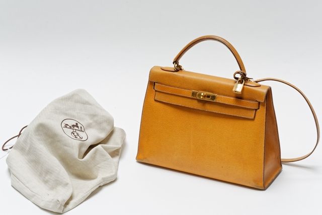 Null HERMÈS - PARIS, sac en cuir beige, modèle Kelly, h. 32 cm [usures d'usage].