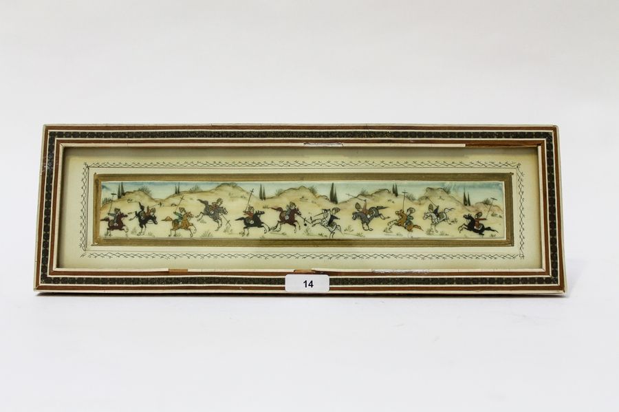 PERSE "Joueurs de polo", miniature sur ivoire (?), 3,5x24 cm [altérations au cad&hellip;
