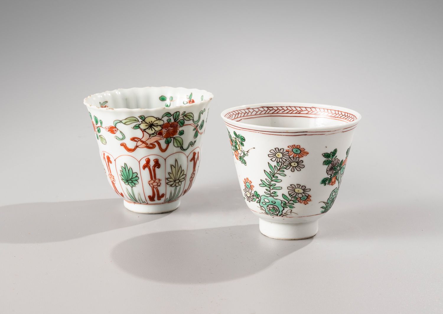 Null 中国，康熙时期，18世纪

两个绿色家庭瓷器和搪瓷雪糕

一幅装饰有花卉图案，另一幅装饰有牡丹花。

牡丹花和岩石。

H.7.6和7厘米

(第一件&hellip;