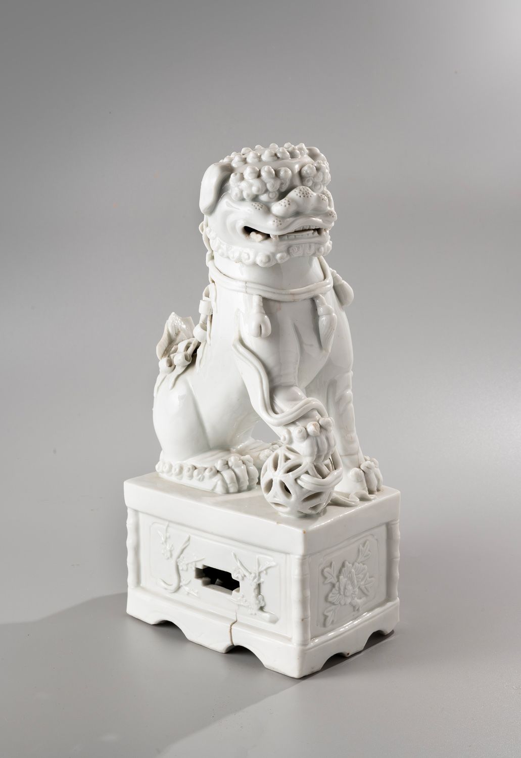 Null 中国，康熙时期，18世纪

中国白族的重要题材，代表雄狮

狮子，他的爪子放在神圣的宝石上，底座上装饰着

的梅花。

H.32厘米

(缺损的边角料&hellip;