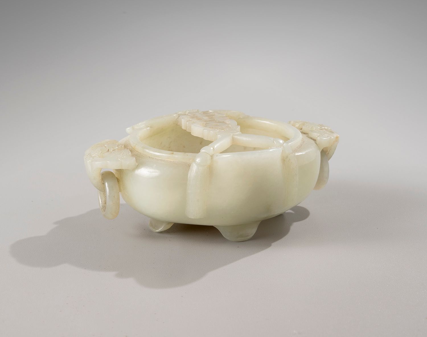 Null 中国，18世纪

寿桃形的青瓷玉碗

饰有蝙蝠的长寿桃。

寿字，并形成握住移动的手柄

手机铃声。

长11,3厘米 - 高4,4厘米

标签为 "&hellip;