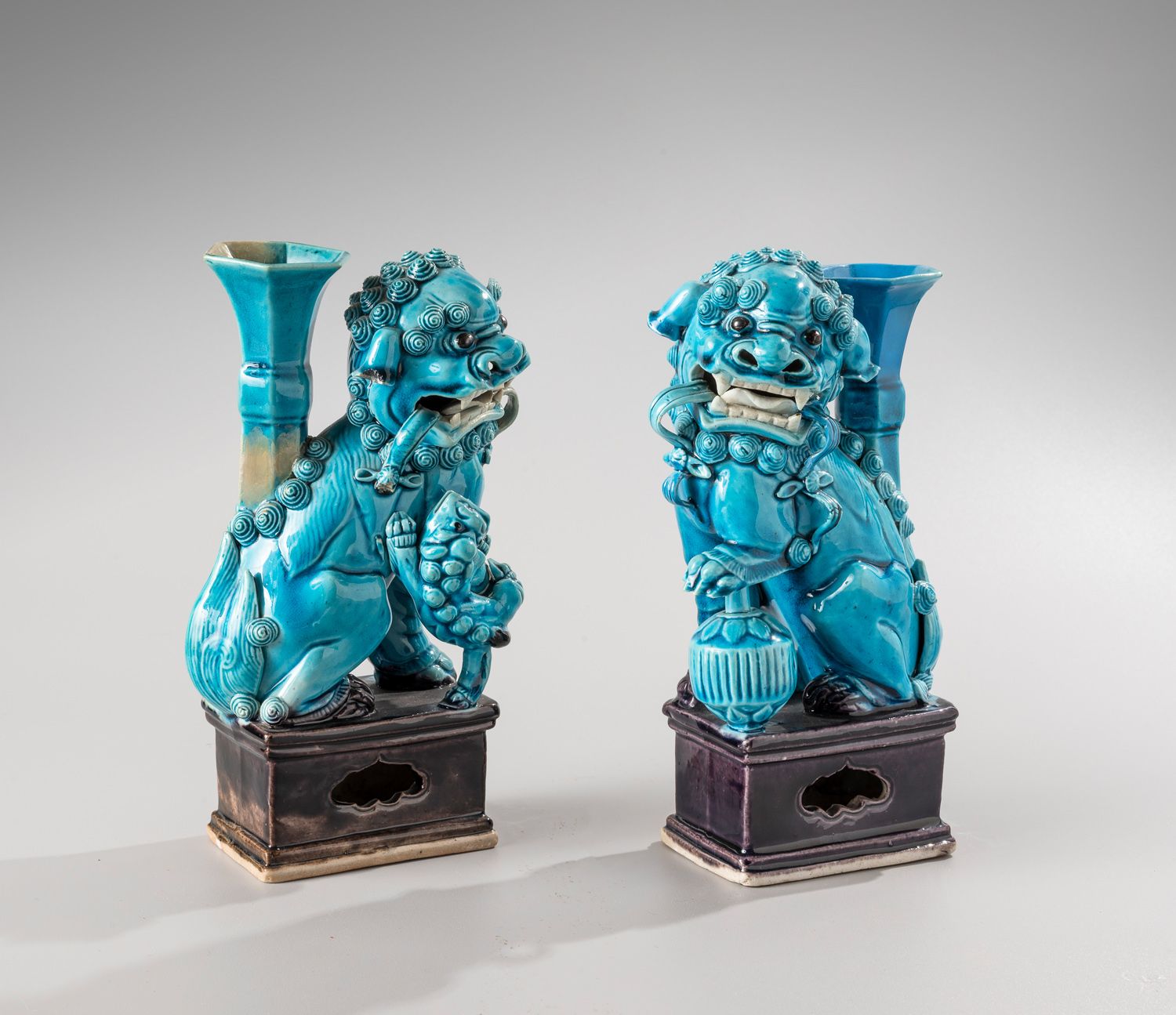 Null 中国，18世纪

绿松石蓝釉陶瓷香炉一对

釉面陶瓷，代表一对佛教狮子

在茄子釉面的梯田上

H.19厘米

(一个有修复花瓶和丝带，两个小的

另&hellip;