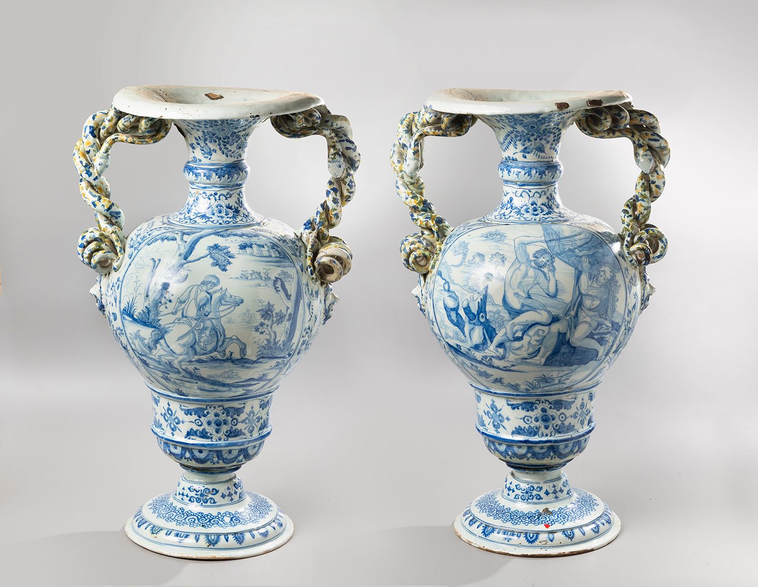 Null 马赛，圣-让-杜-德塞特

一对大型陶制柱形花瓶，放置在基座上

在一个基座上，颈部呈喇叭状，有两个手柄的形式。

有两个卷轴形式的把手，其中一个有蓝&hellip;