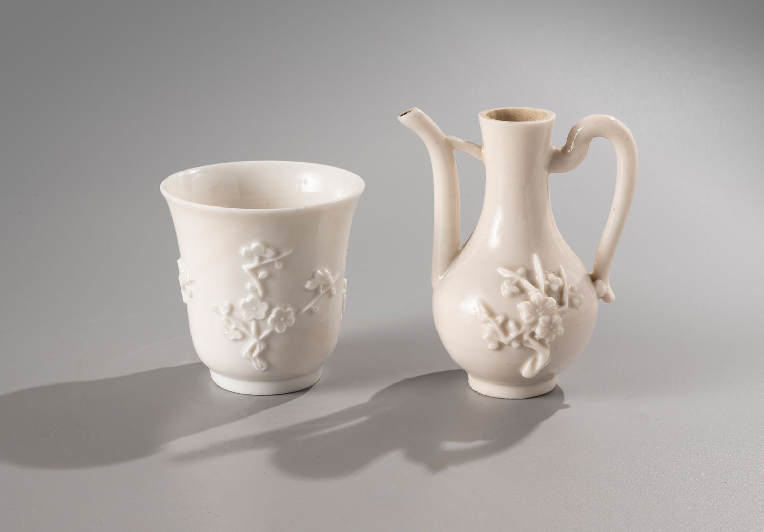 Null 中国，康熙时期，18世纪

两件中国白瓷拍品，包括一个郁金香形碗

郁金香的形式，装饰着梅花的图案。

鲜花略显浮躁；还有一个咖啡壶

H.8厘米和1&hellip;