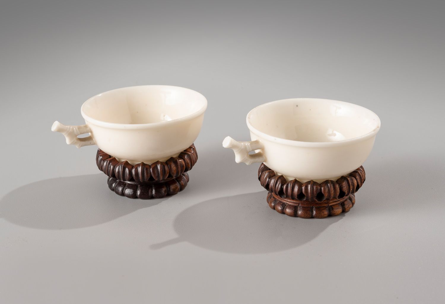Null 中国，康熙时期，18世纪

一对中国白的小茶杯，手柄

竹子形状的手柄。

最大直径7.7厘米

(边缘有非常轻微的磨损)