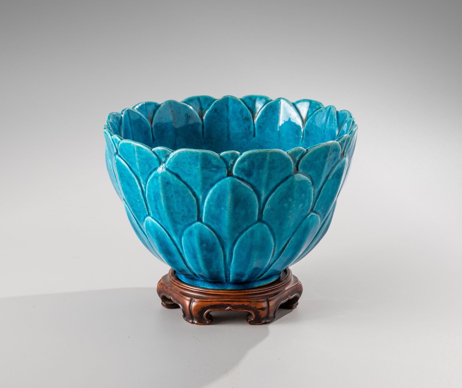 Null 中国，18世纪

绿松石釉面的莲花形状的陶瓷碗

绿松石釉面陶瓷。

直径19厘米 - 高12厘米

底座上的标签 "Roubaud" n °361
