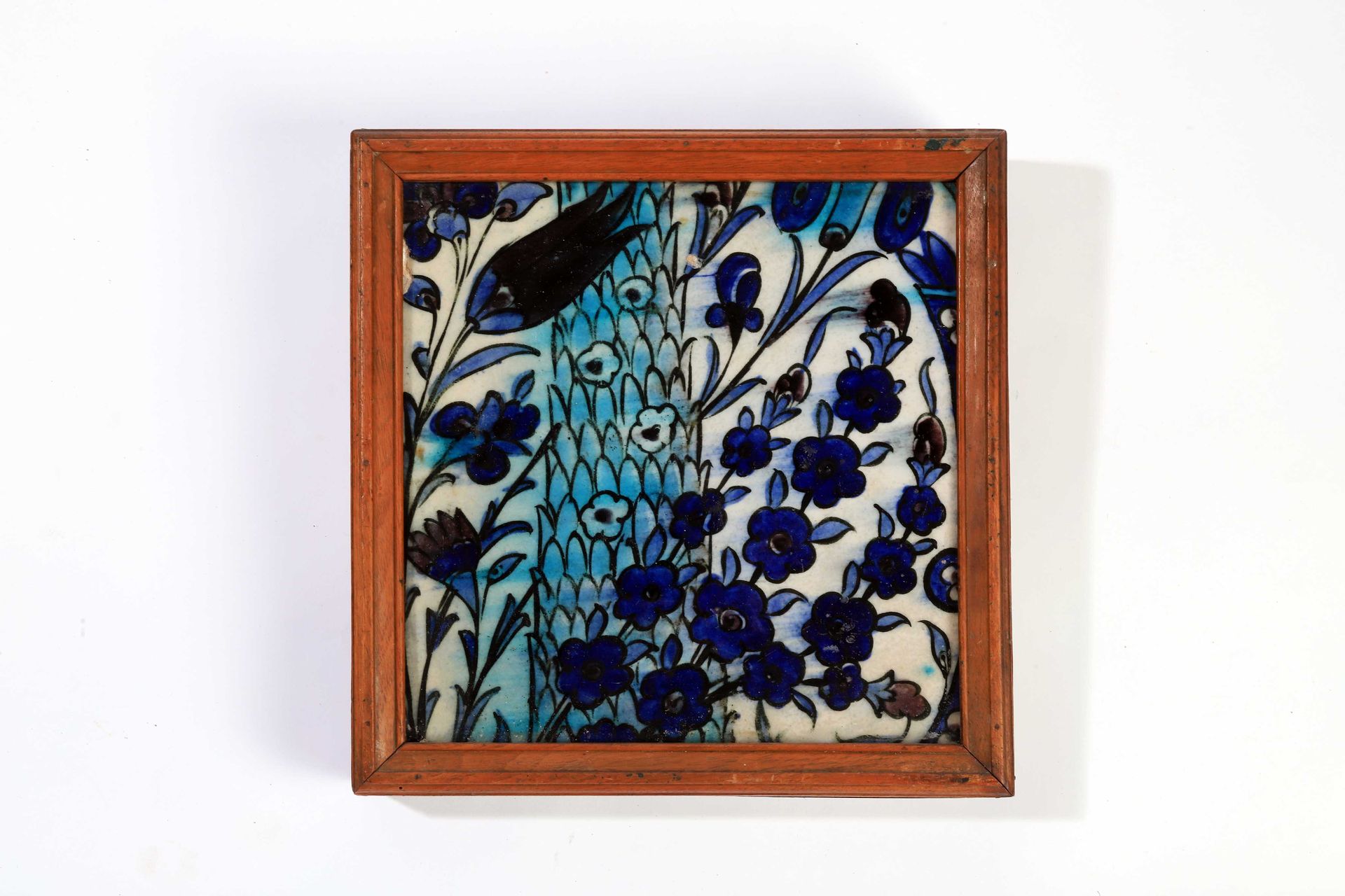 Null 叙利亚，DAMAS

蓝色和绿松石的铅釉硅质瓷片

蓝色和绿松石色的郁金香和风信子的装饰。

17世纪。

L. 22 cm.