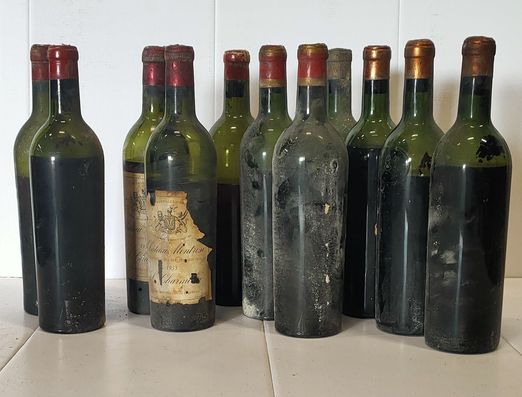 Null 12 bottles

GREAT WINES OF BORDEAUX FOR SALE AS IS 

1 Château GAZIN 1953, &hellip;