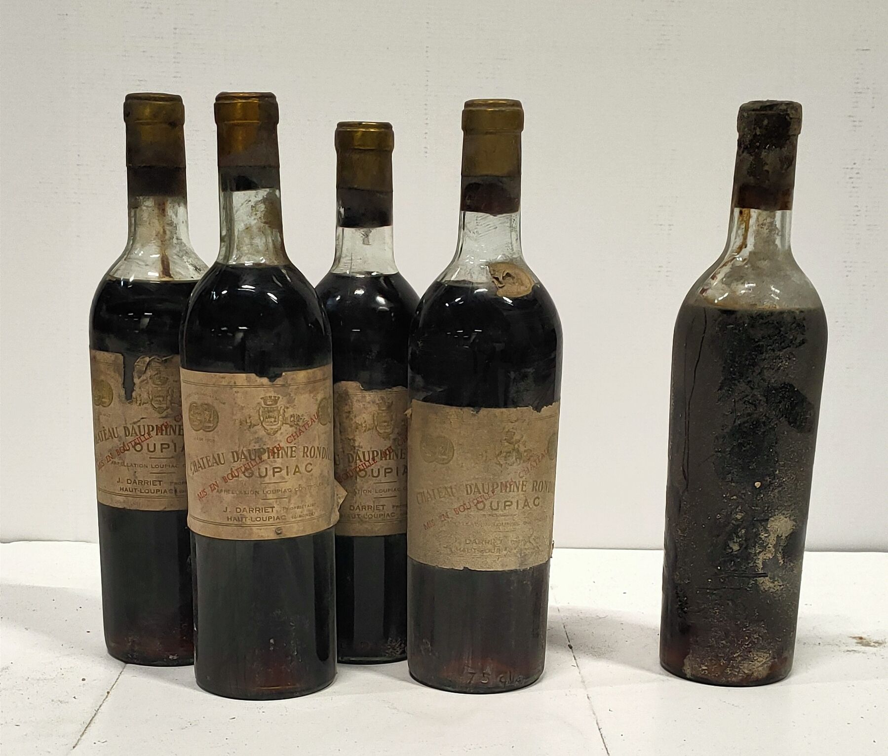 Null 5瓶

4 DAUPHINE RONDILLON酒庄 - Loupiac。

附带一个没有标签的瓶子

1956

(只剩下一个年份的标签，其他都是推&hellip;