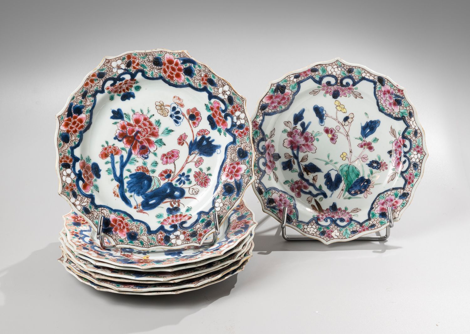 Null 中国，东印度公司，18世纪

一套8个瓷器和法米勒珐琅盘，带花纹。

瓷器和法米勒珐琅彩，饰以

牡丹和花枝。翅膀上装饰有风格化的如意纹

风格化的如&hellip;