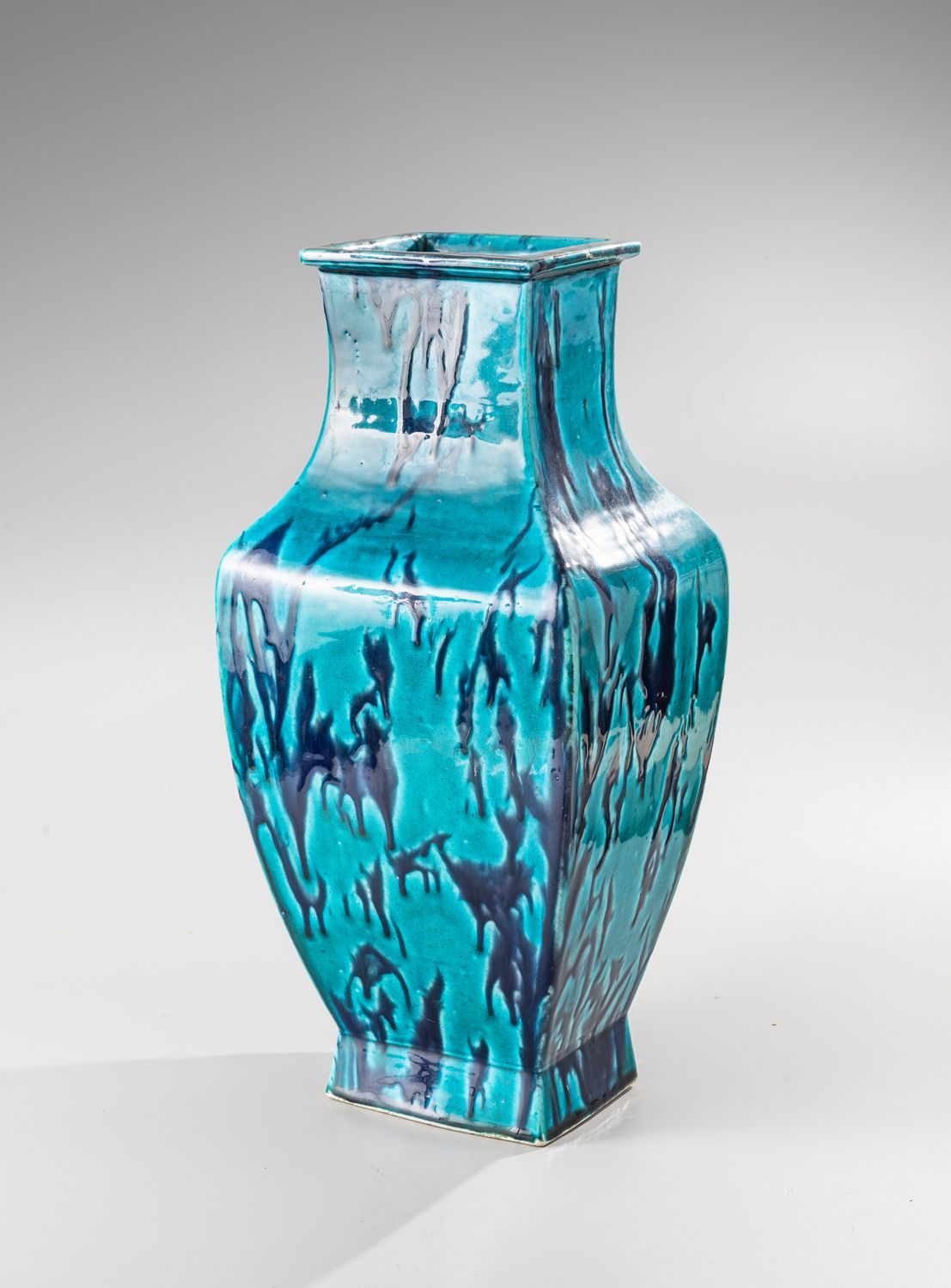 Null CHINA, período Kangxi, siglo XVIII

Gran jarrón cuadrangular de porcelana c&hellip;