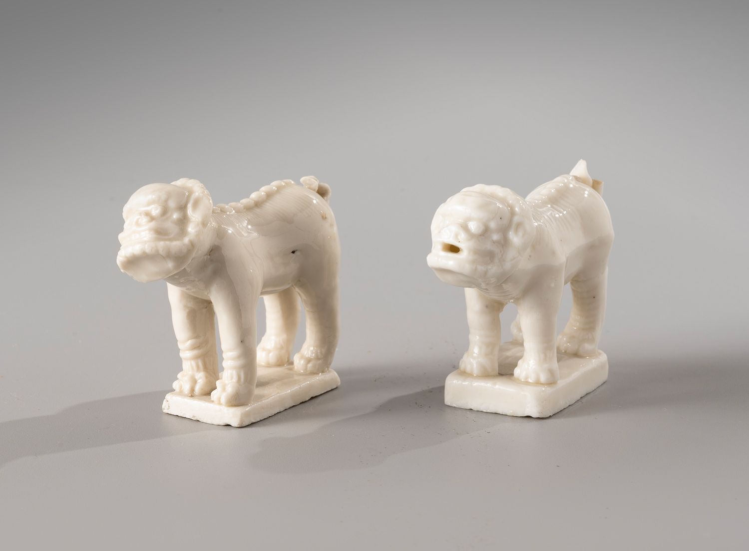 Null 中国，康熙时期，18世纪

一对白瓷主题。

代表两个站在台阶上的佛教狮子

梯田，一个人的头微微转过来。

L. 7 cm

(尾巴上的裂痕，一个人&hellip;