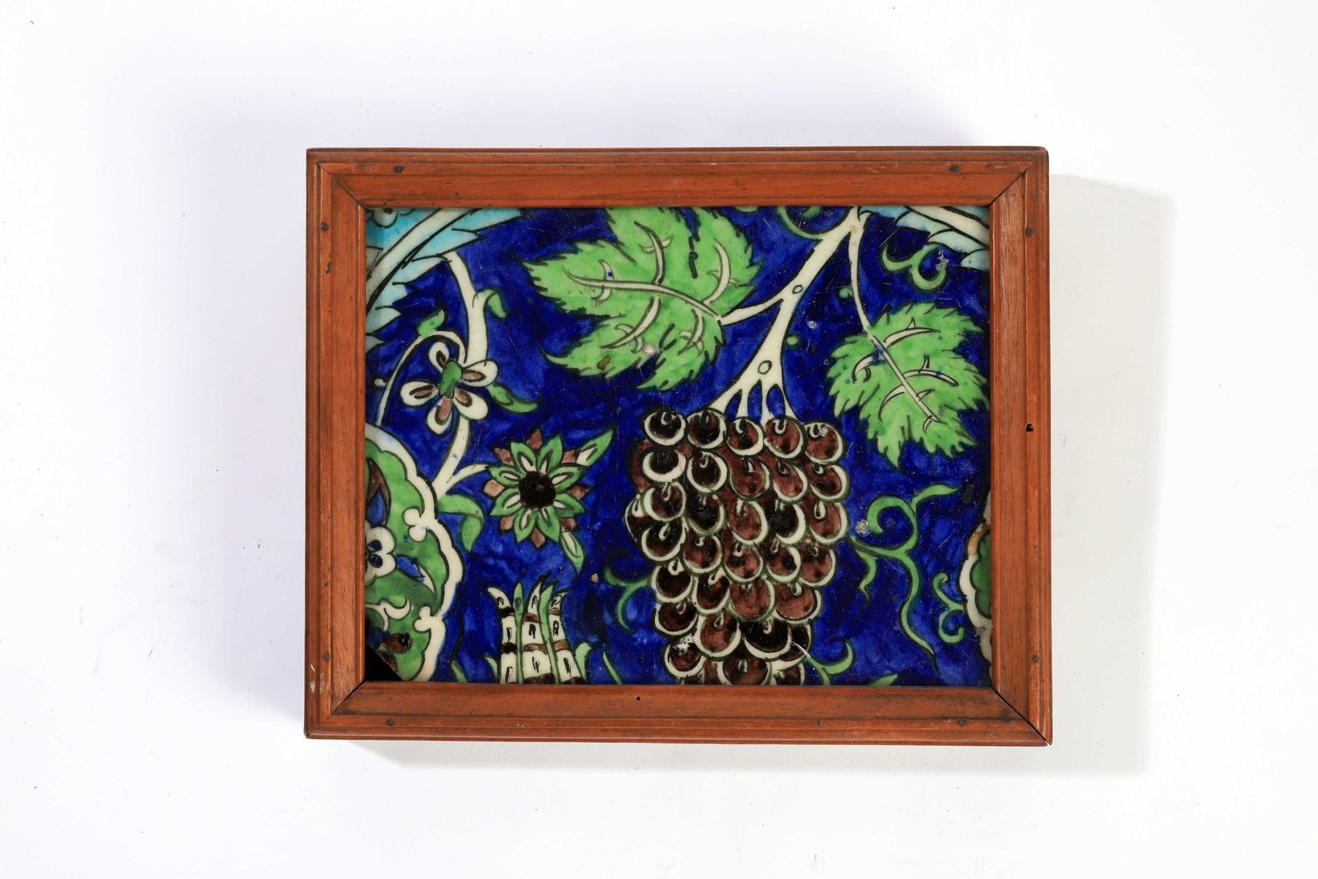 Null 叙利亚，DAMAS

长方形硅质瓷片，含铅釉，蓝色和棕色的装饰。

带有蓝色和棕色的葡萄、花朵和棕榈的装饰。

17世纪。

L. 22 X 16 c&hellip;