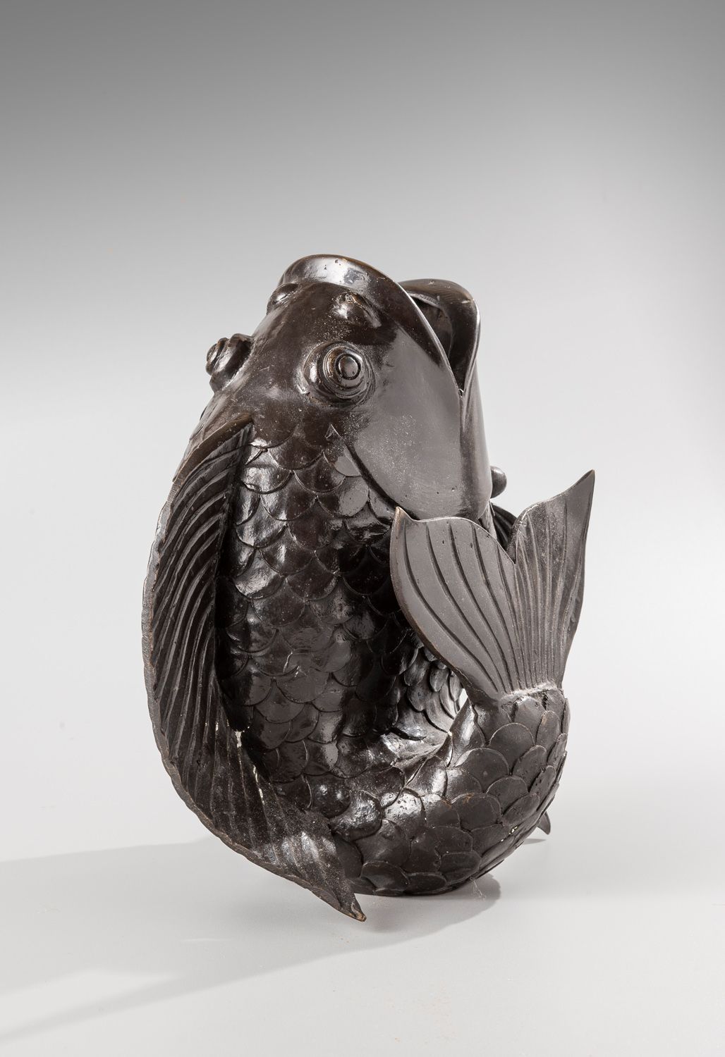 Null 一个青铜花瓶

带褐色铜锈，显示一条鱼。

可能是20世纪的日本作品。

H.23厘米