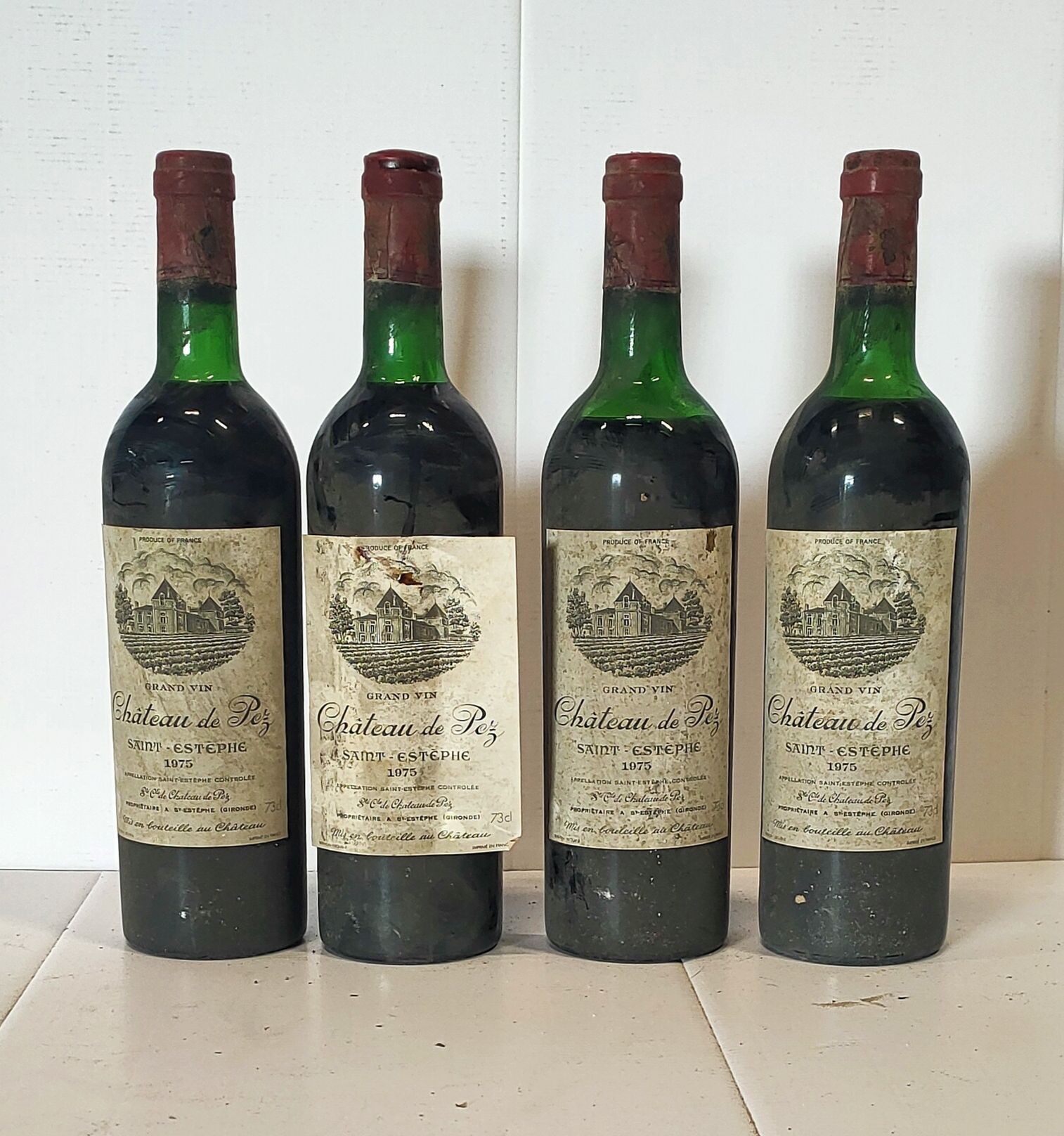 Null 4 bottles

Château de PEZ

1975

Stained and slightly damaged labels. 2 lev&hellip;