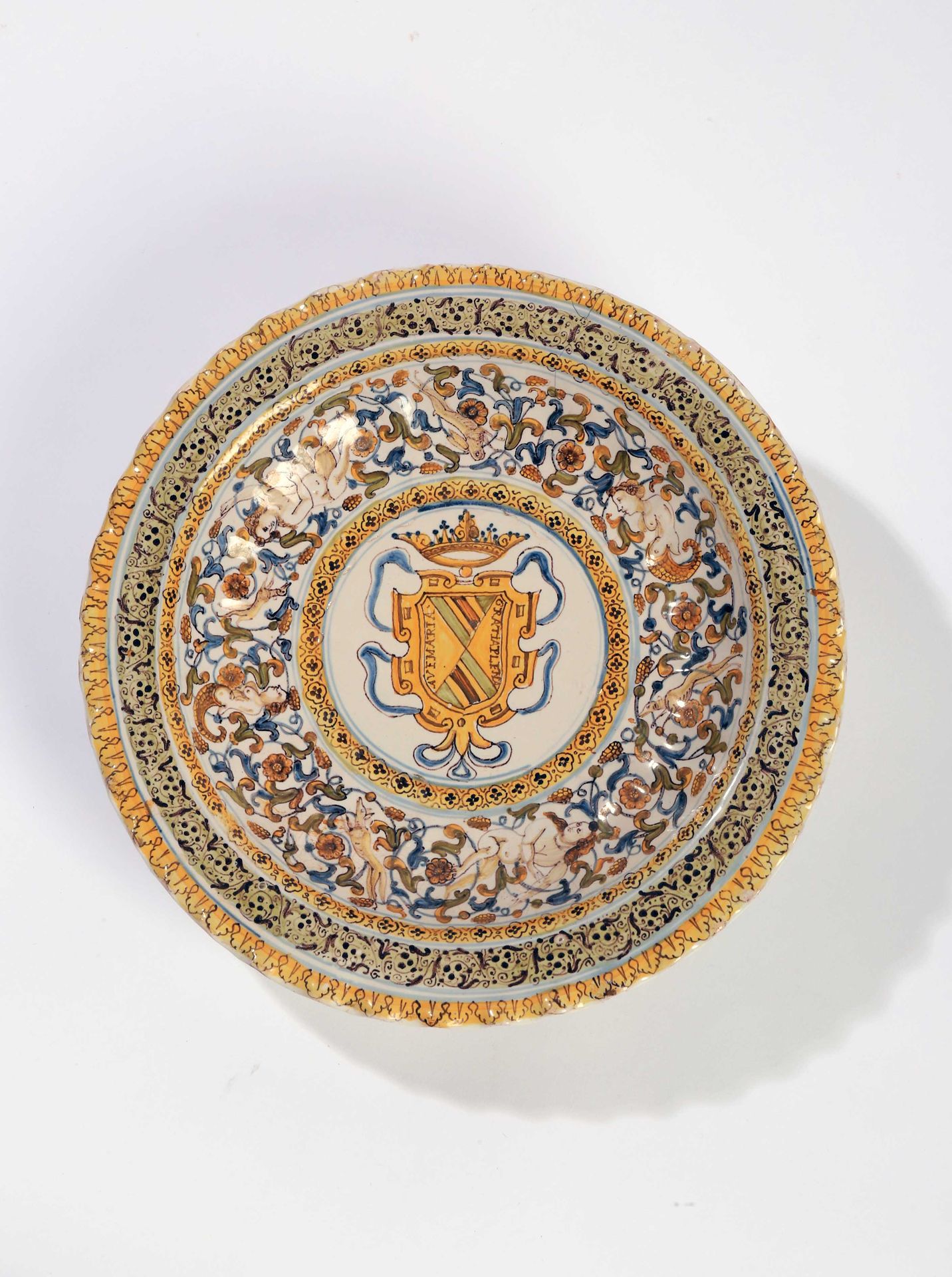 Null 卡斯泰利

中间有多色装饰的圆形陶器碗

徽章中的纹章被叶子包围。

普提和动物，边缘用辫子装饰。

17世纪。

D. 26,5厘米。

(一条裂缝&hellip;