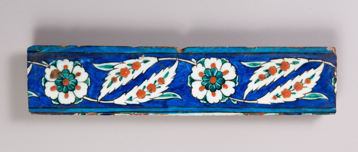 Null IZNIK

Rectangular border tile in siliceous ceramic with lead glaze

silice&hellip;