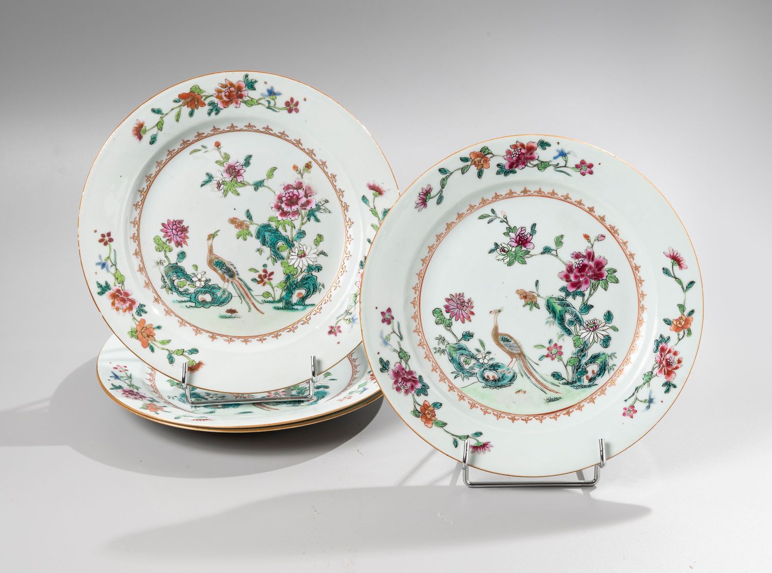Null 中国，东印度公司，18世纪

一套6个瓷器和搪瓷盘的

法米勒玫瑰，装饰有孔雀在牡丹花中。

直径22.9厘米

(两个损坏，一个有缺口，一个有裂缝)