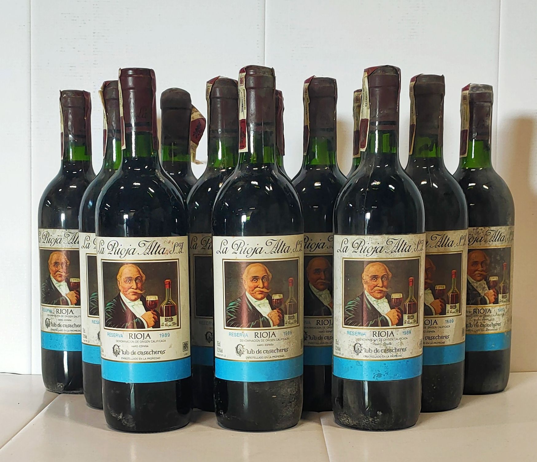 Null 12瓶

RIOJA Reserva - "La Rioja Alta

1989

染色和轻微损坏的标签。3层底座

颈部。