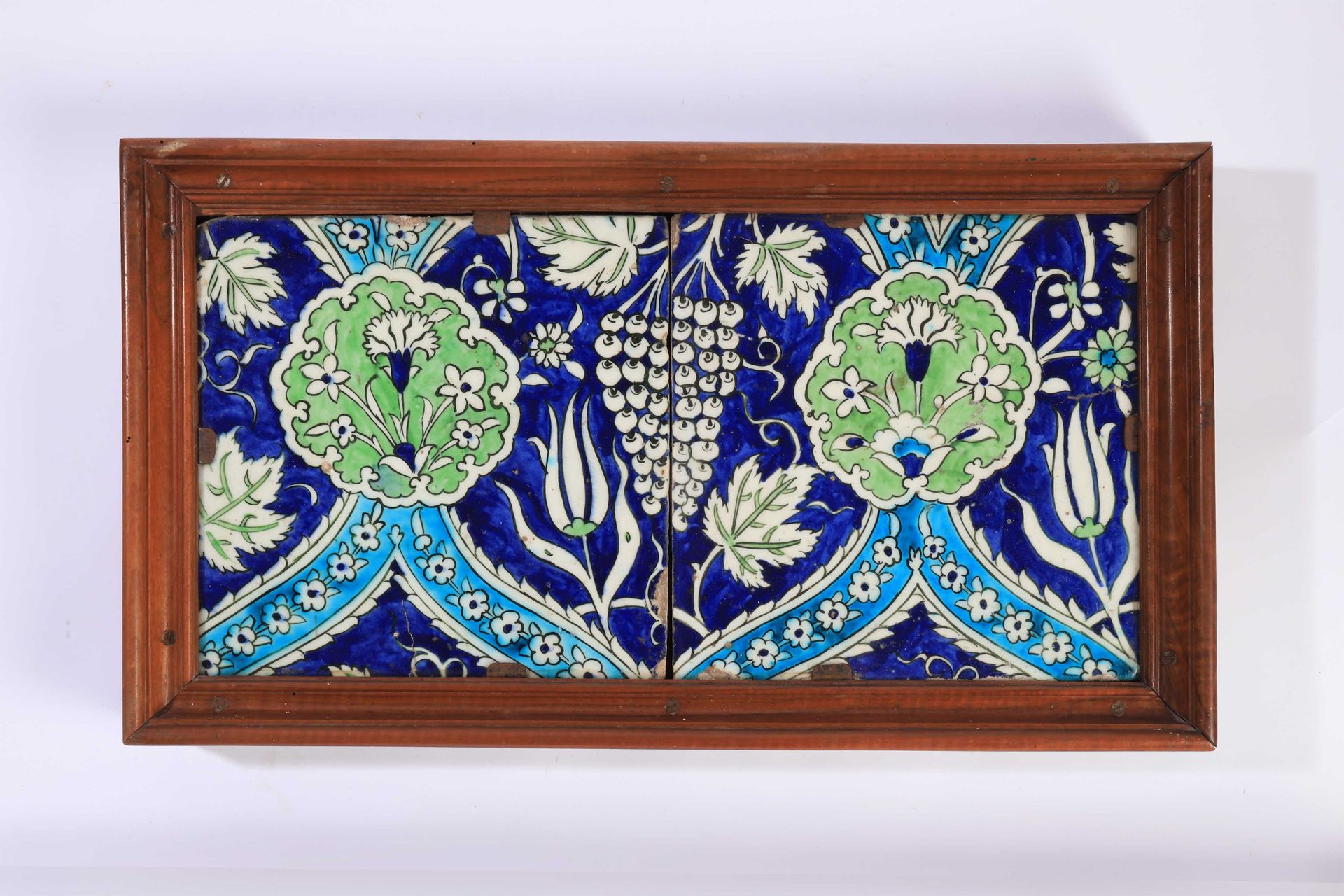 Null 叙利亚，DAMAS

两块铅釉硅质瓷片，蓝色。

由康乃馨和风信子组成的圆盘，周围是郁金香和棕榈树。

蓝色背景上的郁金香和棕榈树，并衬托出一串葡萄。&hellip;