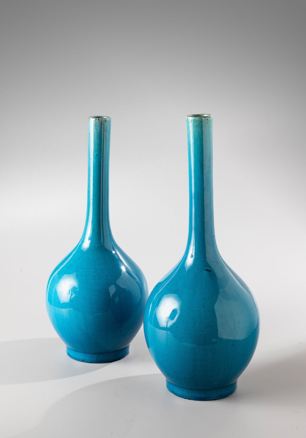 Null 中国，18世纪

绿松石蓝色釉面陶瓷长颈瓶

釉面陶瓷。

H.32厘米