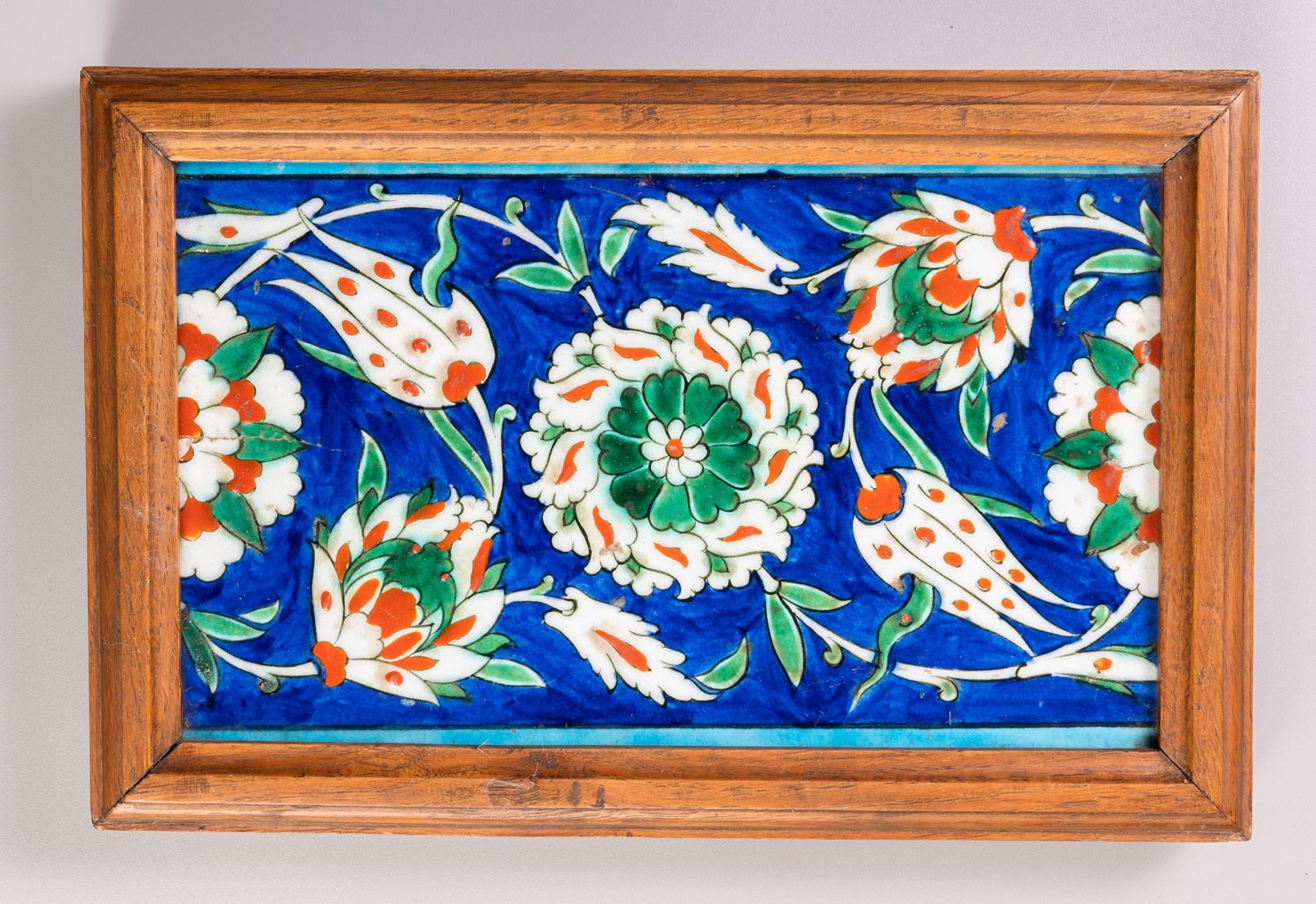Null IZNIK

长方形硅质瓷片，含铅釉

带有郁金香、石榴和其他多色的装饰。

在一个蓝色的背景上。

16世纪下半叶。

23 x 14 cm。

(&hellip;