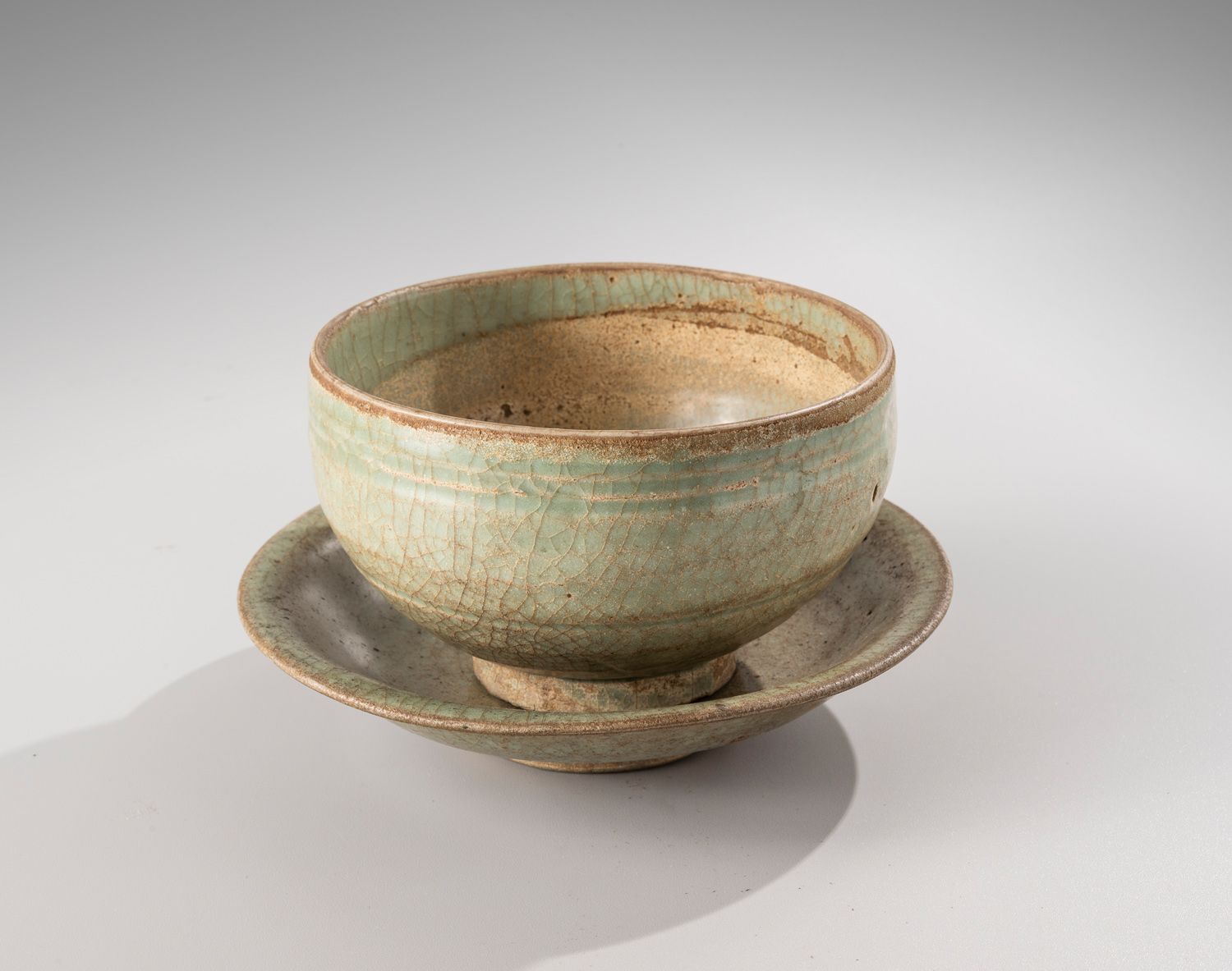Null 中国，明朝时期，15-16世纪

青瓷釉面的陶瓷碗和杯子，碗里有

刻画的莲花花瓣装饰。

直径13.2和16.6厘米