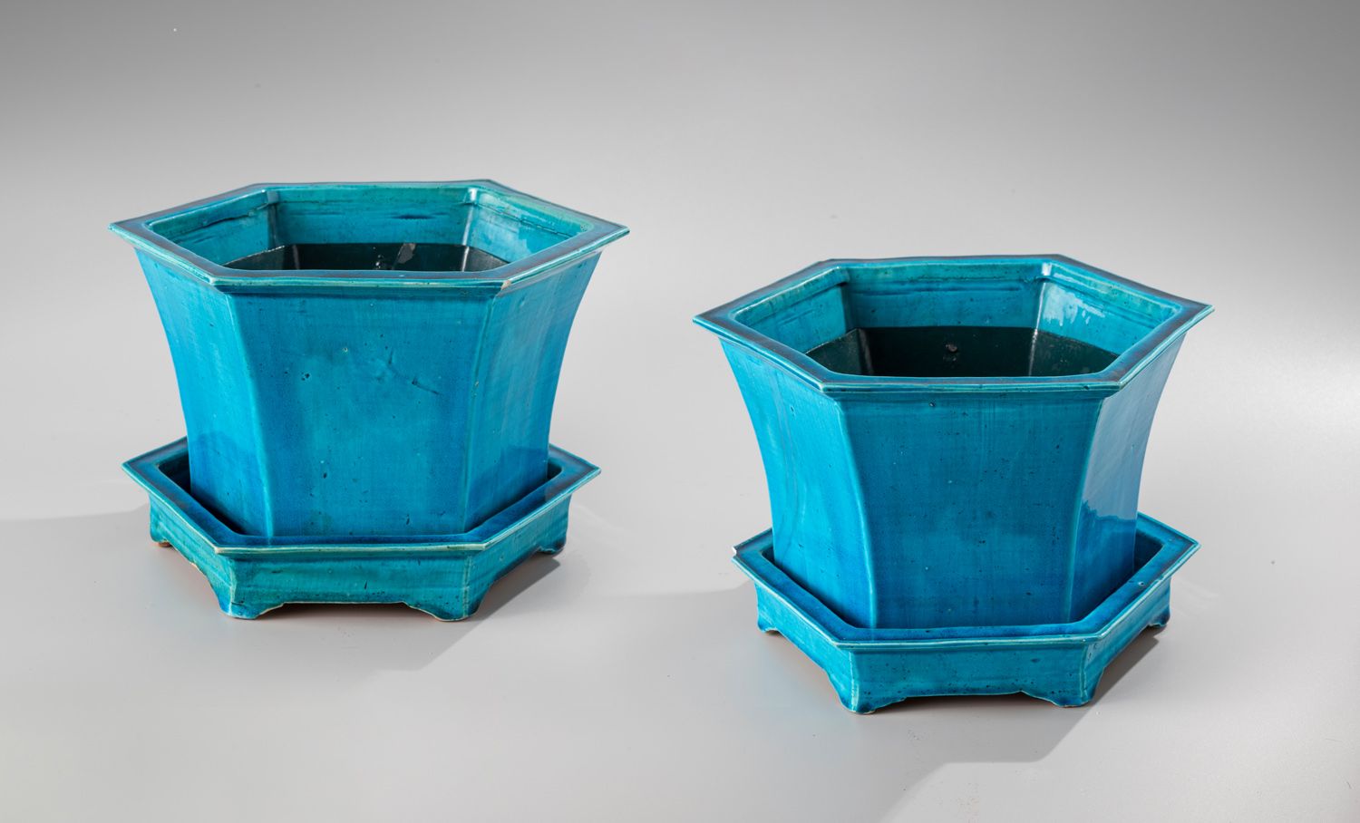 Null 中国，18世纪末至19世纪初

绿松石釉面陶瓷花盆一对。

与他们的展示架。

高15,5厘米的花盆

(一个展示架有缺口，一个花盆有缺口)