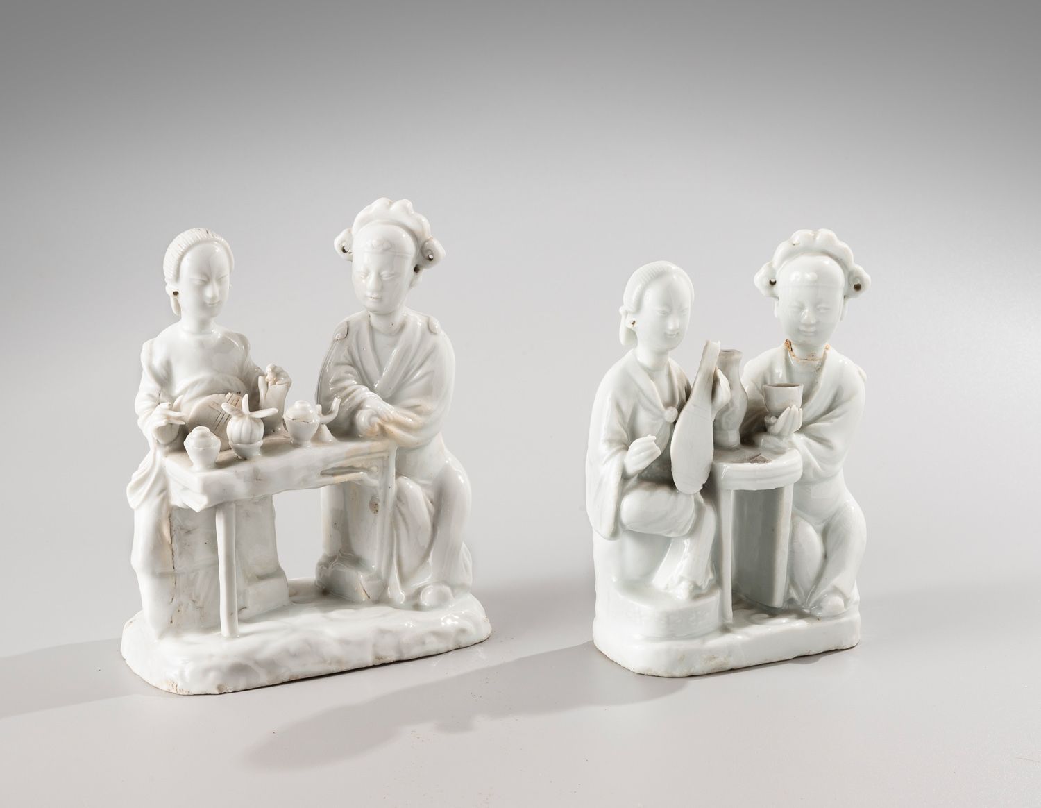 Null 中国，康熙时期，18世纪

两个穿着中国白衣的团体，代表年轻女性

年轻妇女在喝茶，其中一个拿着琵琶。

H.17和15.5厘米

(第一组的手指和工&hellip;