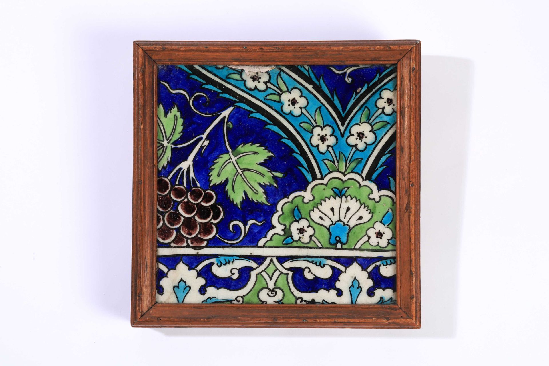 Null 叙利亚，DAMAS

蓝色、绿松石和绿色的铅质釉面硅质瓷片

蓝色、绿松石色和绿色装饰的康乃馨、鲜花和花瓣。

和棕榈树。17世纪。

L. 20 c&hellip;