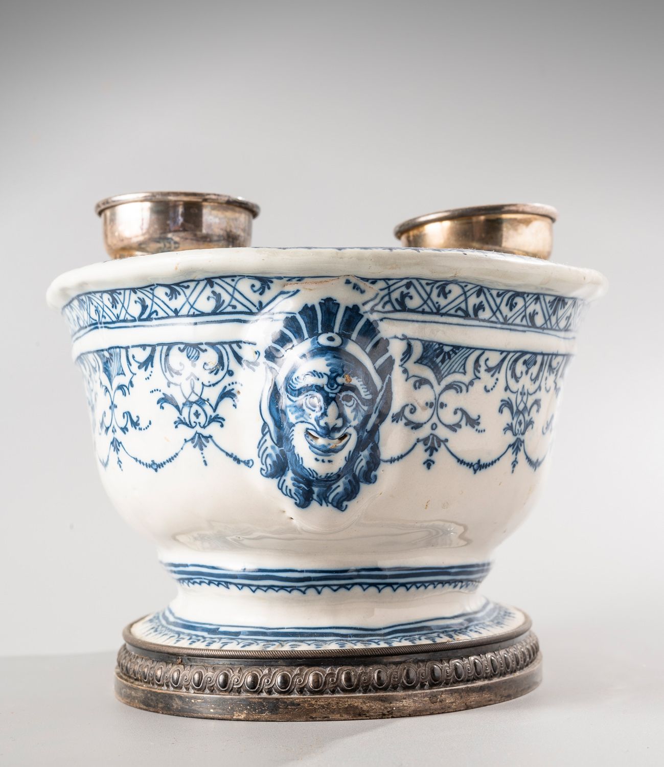 Null 搬家公司

蓝色单色装饰的椭圆陶器油架

的羔羊皮和花环。

18世纪。

L. 26 cm.

Rissler et Carré的镀银金属框架。