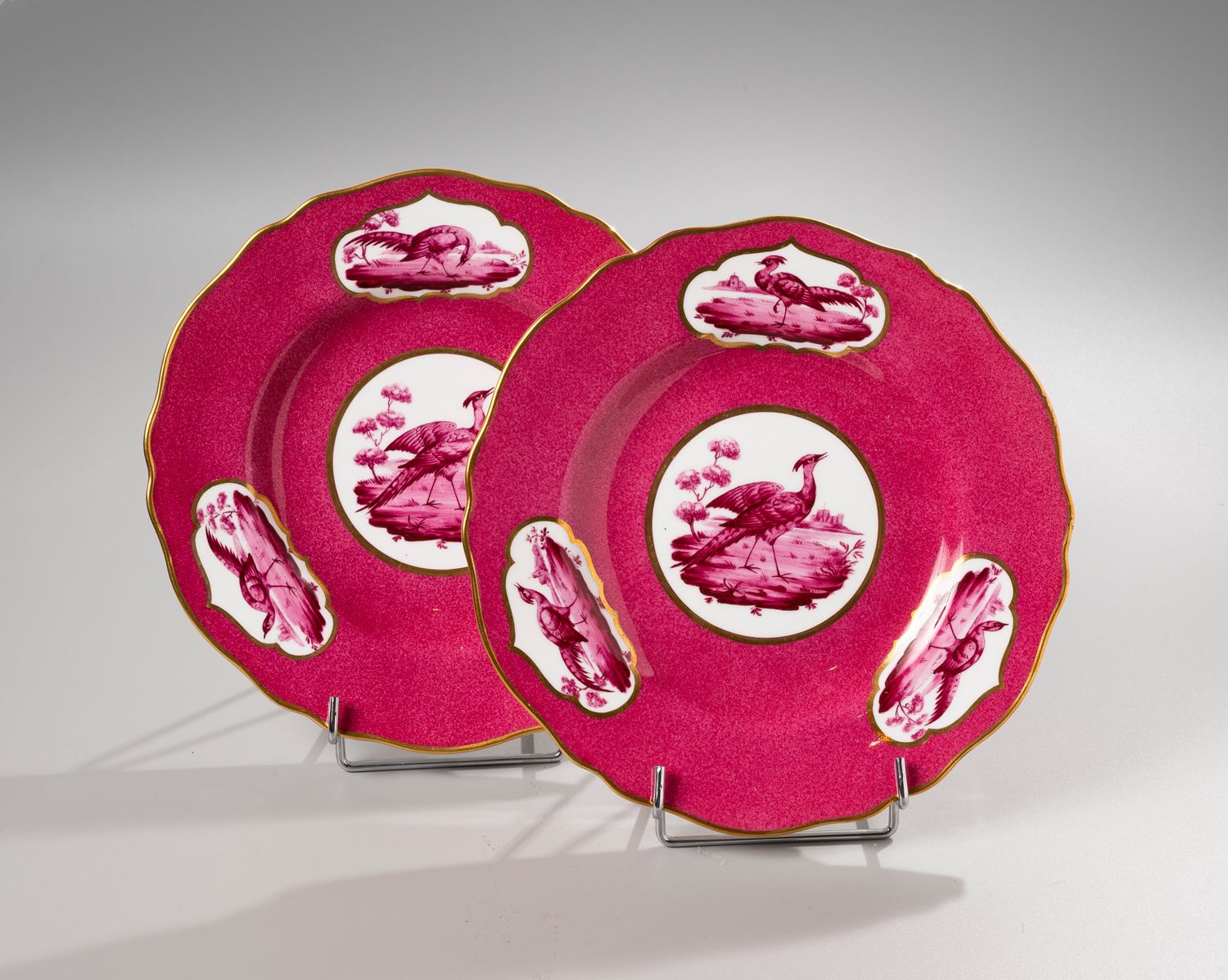 Null 缇芬妮

一套12个扇形边缘的瓷盘

"粉红色背景上的孔雀储备的珐琅装饰。

在粉红色背景上的储备。全部

所有标记。直径：23厘米。

(状况良好）&hellip;