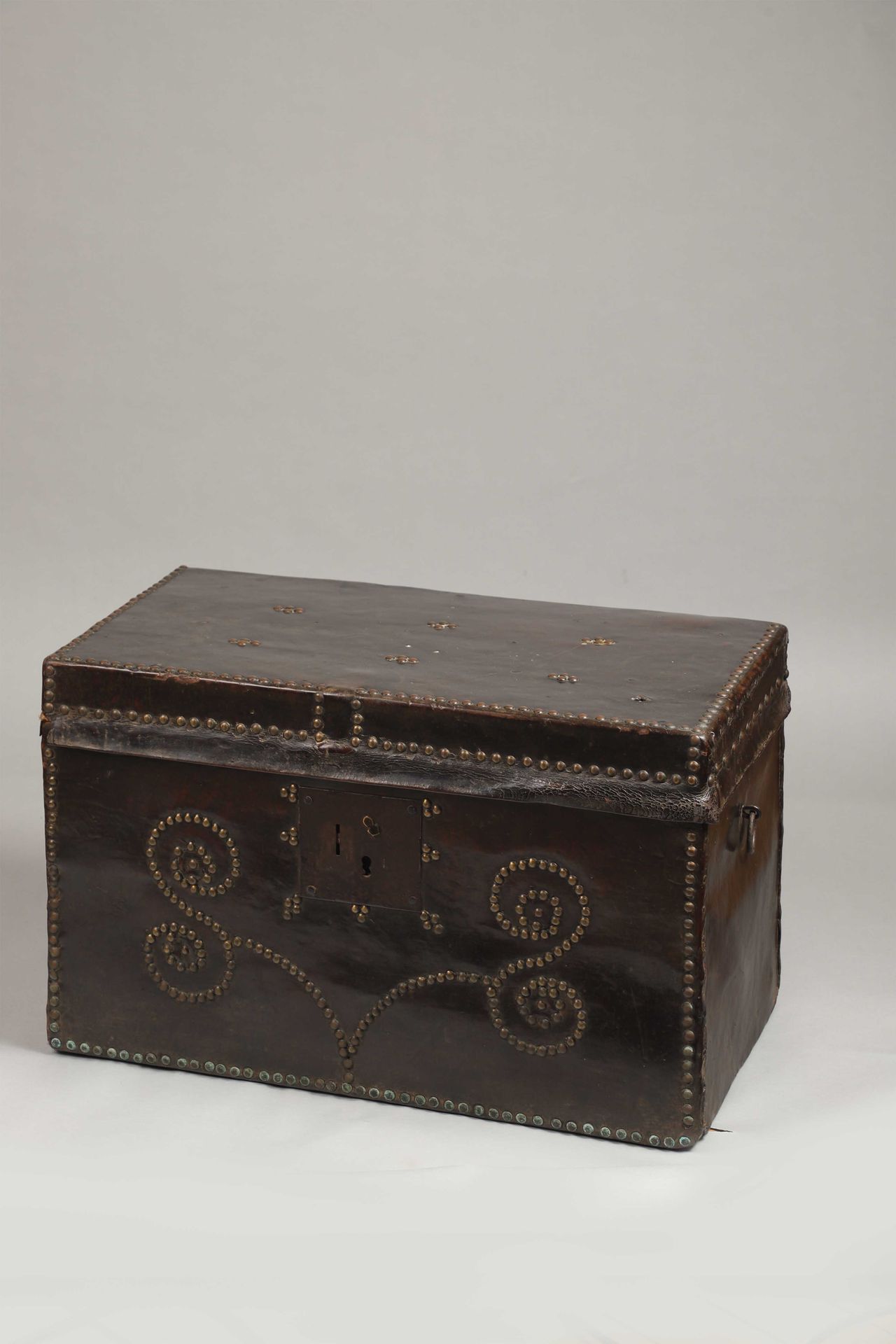 Null PAIR OF BROWN LEATHER TRUNKS ON WOOD CORE WITH STUDDED DECORATION ON THE FR&hellip;