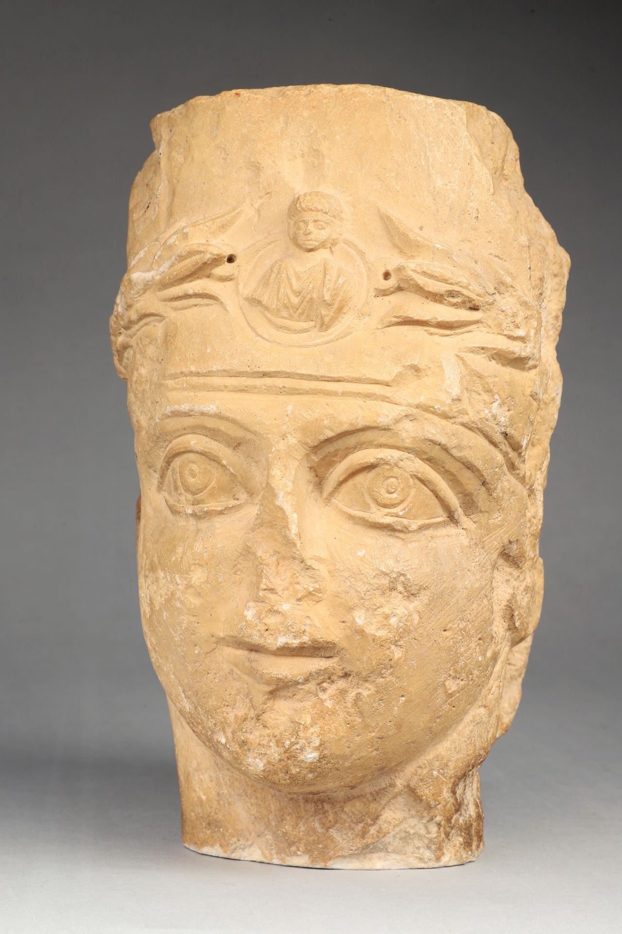 Null Testa maschile in pietra calcarea 

Arte romana orientale (Palmira ?)

4° s&hellip;