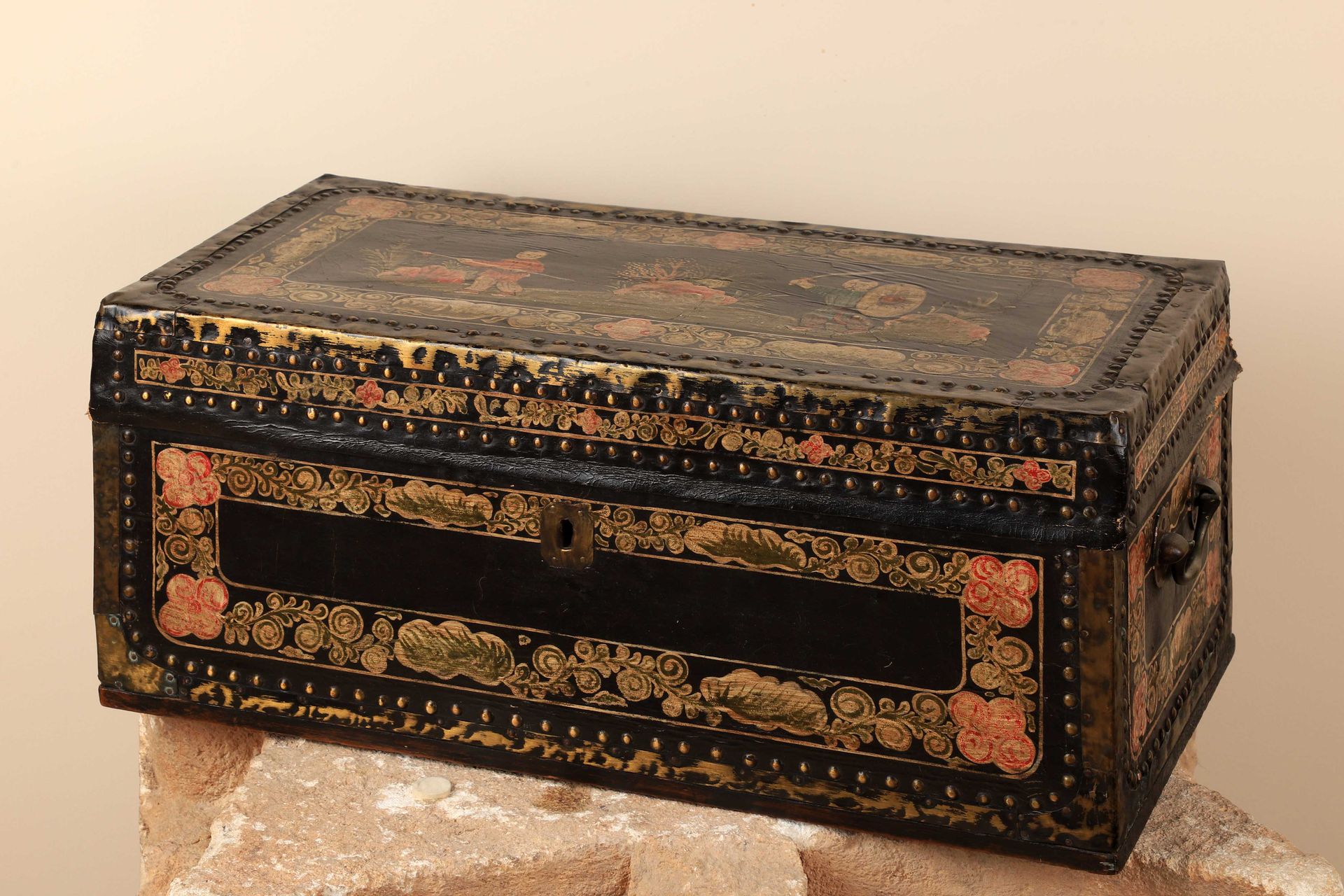 Null WOODEN CHEST PAINTED ON THE LID AND ON ALL SIDES WITH CARTOUCHES OF FLOWERS&hellip;